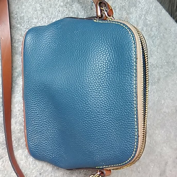 Dooney and Bourke crossbody small - Picture 2 of 6